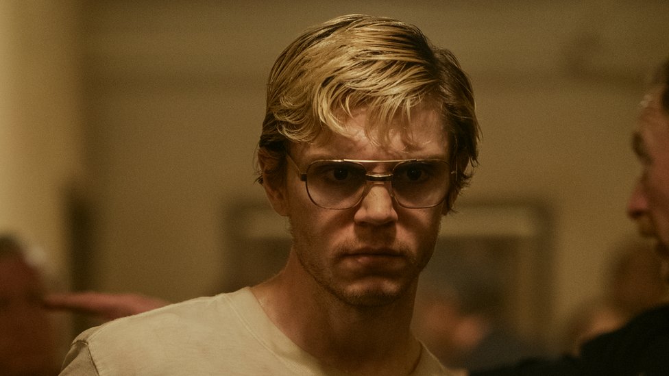 Un hombre usando anteojos en una sala.
Dahmer