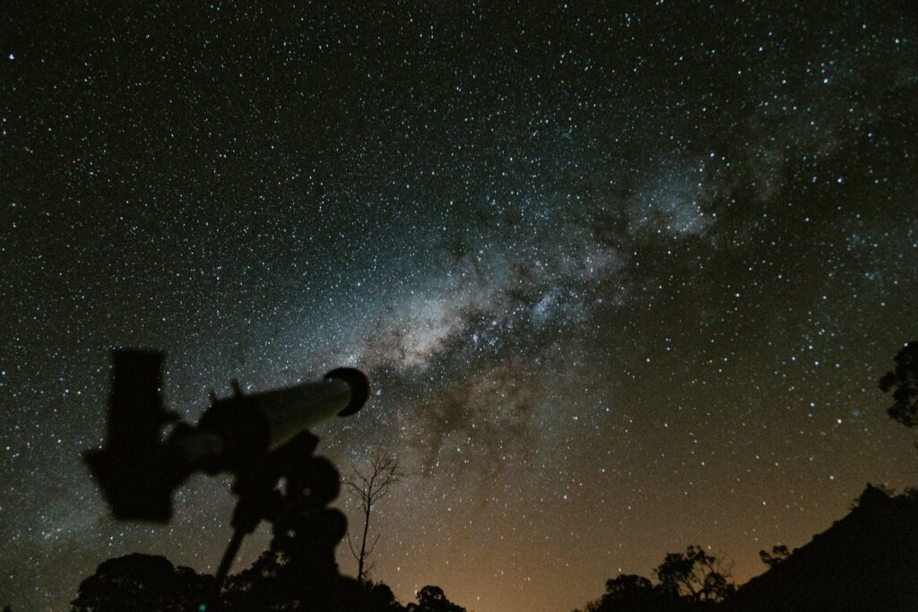 Telescopio apuntando a la Vía Láctea.
Astronómico