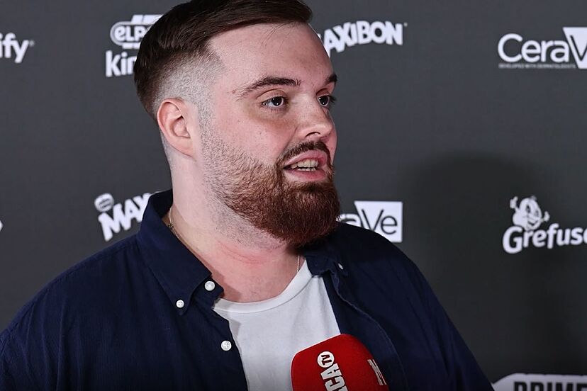 Un hombre con barba y camisa azul está teniendo una conversación.  es el streamers Ibai llanos