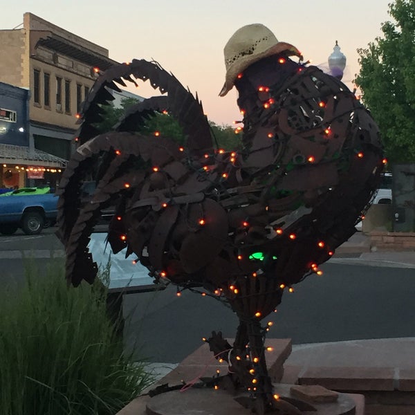 un pollo sin cabeza y con un sombrero