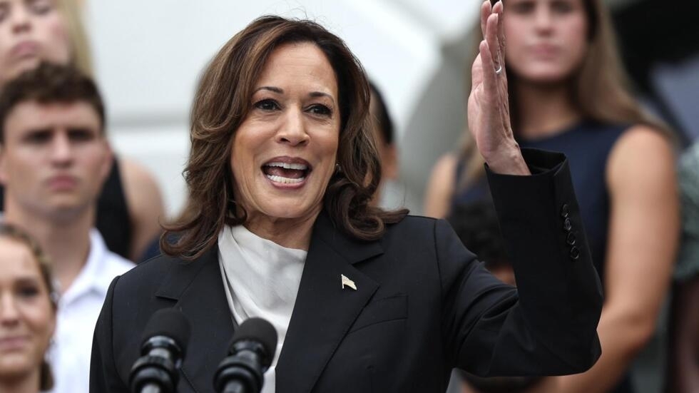 Fotografía de kamala Harris afirmando no pertenecer al socialismo.