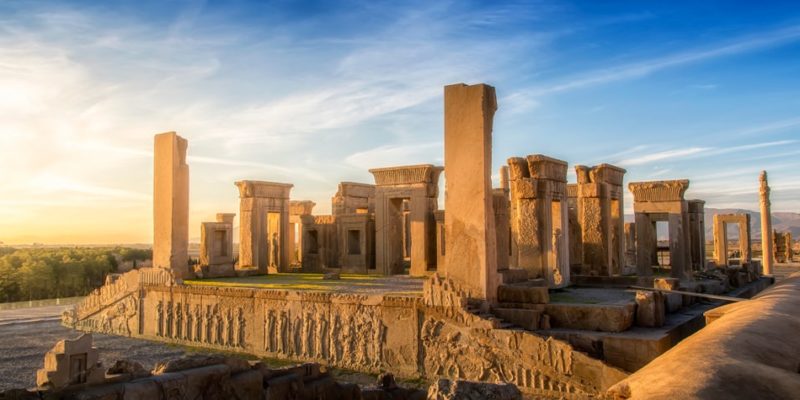 El sol se pone sobre las ruinas de Persepolis.