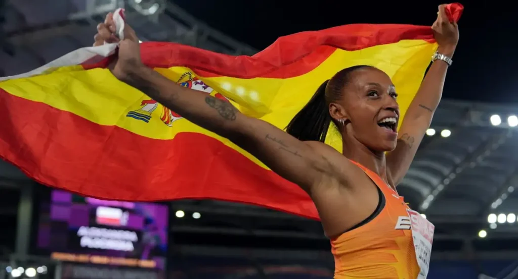 Deportista española sosteniendo la bandera de España
Números