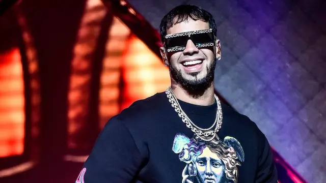 EL CANTANTE ANUEL SONRIENDO