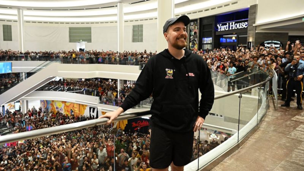 MrBeast EN UN CENTRO COMERCIAL RODEADO DE GENTE