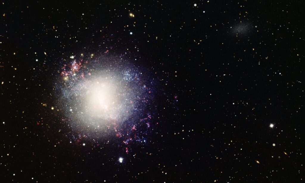 Galaxia espiral rodeada de estrellas brillantes en el espacio profundo.
tipos