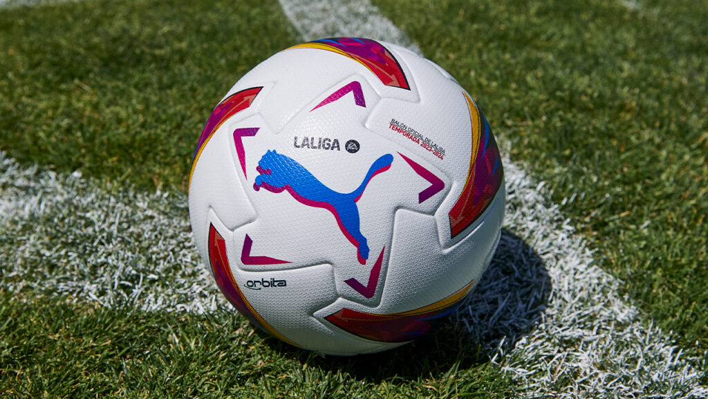 Un balón de fútbol blanco descansa en el césped.
LaLiga