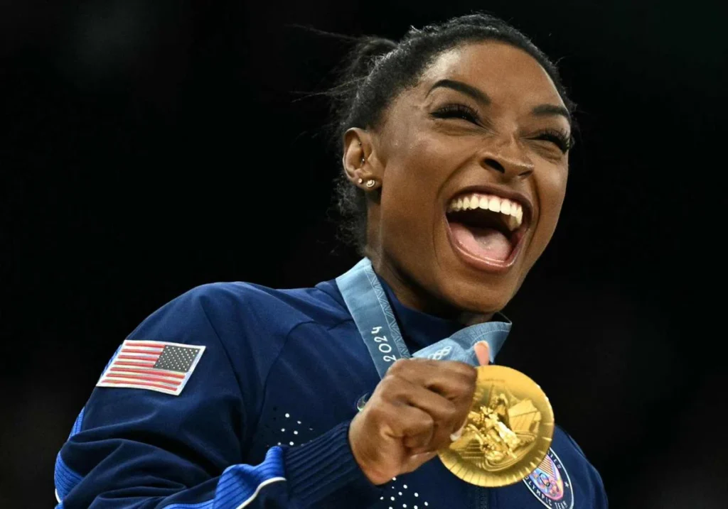 simon biles con su medalla de oro