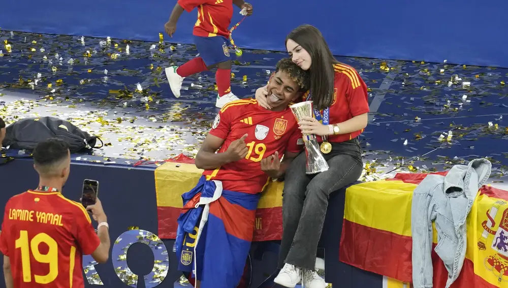 Lamine yamal y su novia en la celebración de la eurocopa2024