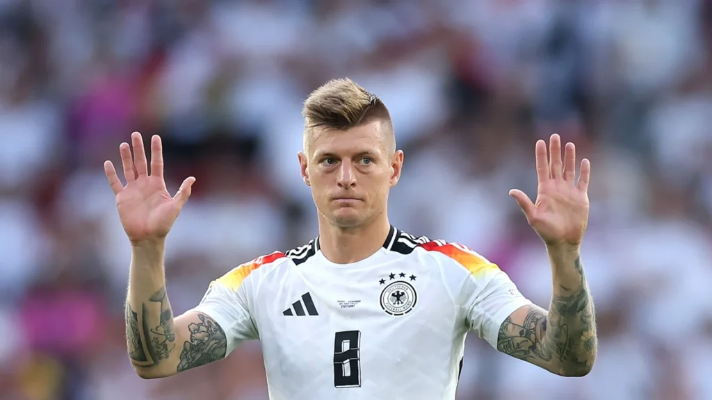 Kroos DISCULPANDOSE EN UN TERRENO DE FUTBOL