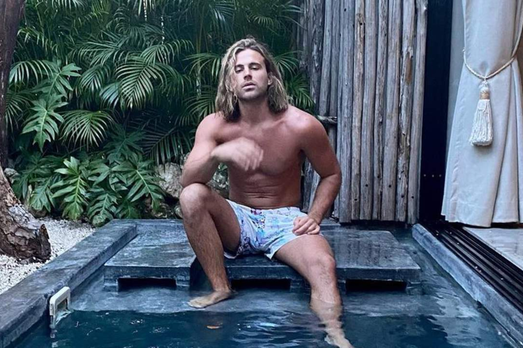 Daniel Sancho posando en una piscina