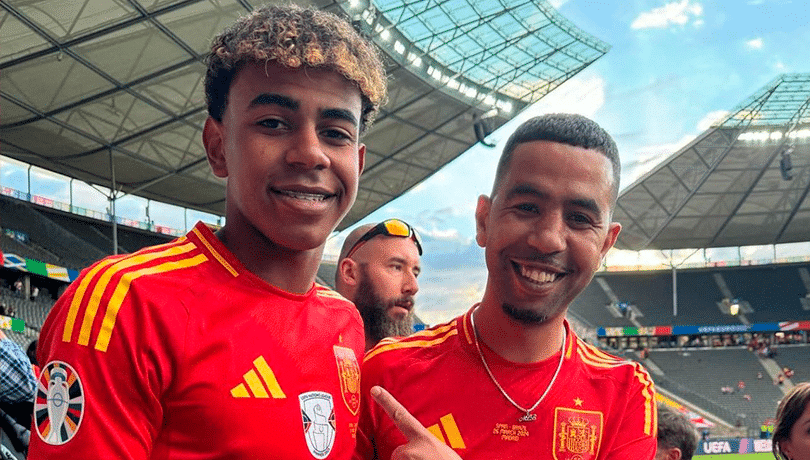 lamine yamal y su padre celebrando la victoria de España