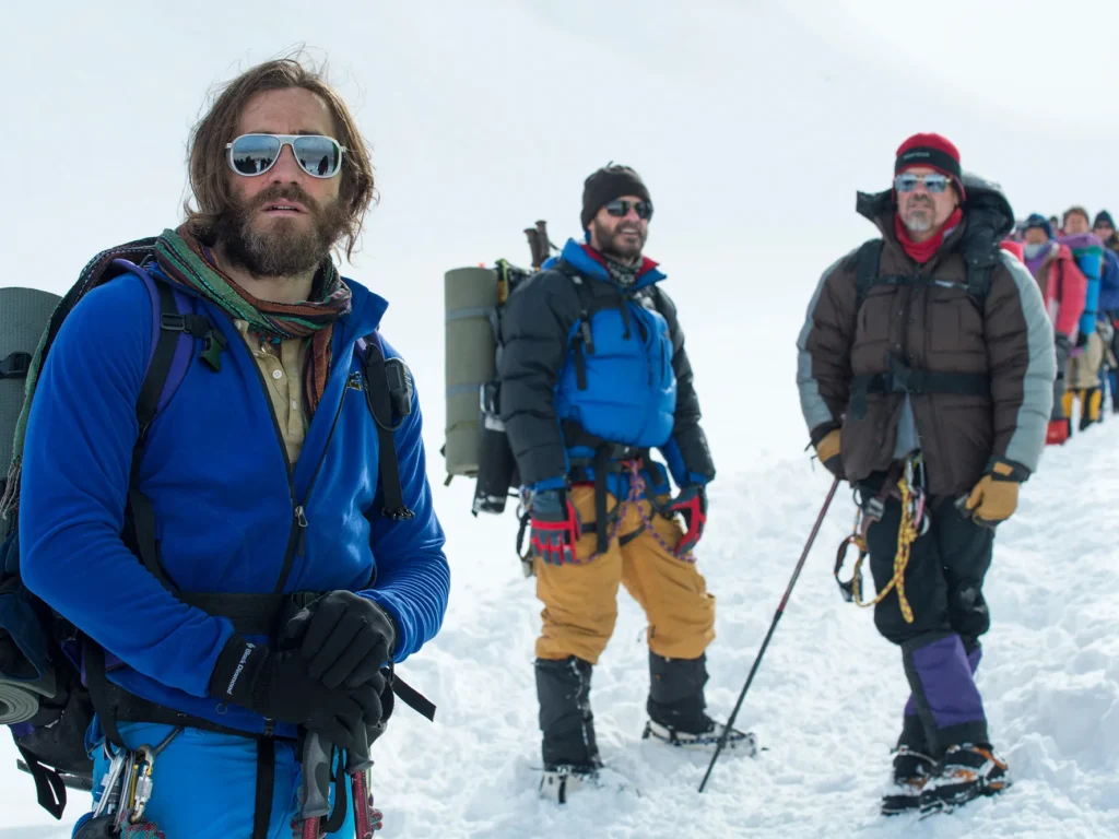 escaladores subiendo el everest