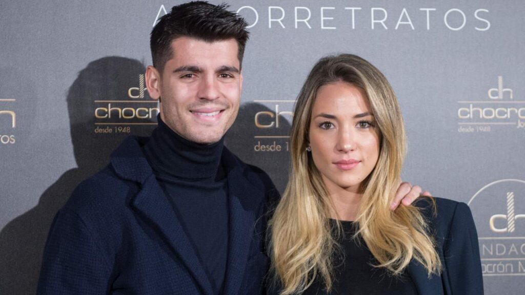 morata y su ex esposa posando para una foto