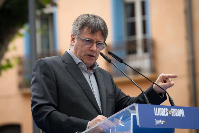 Carles puigdemont hablando con un microfono