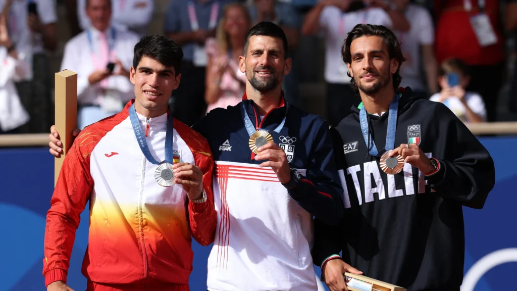 3 tenistas posando con su medalla en los jjoo