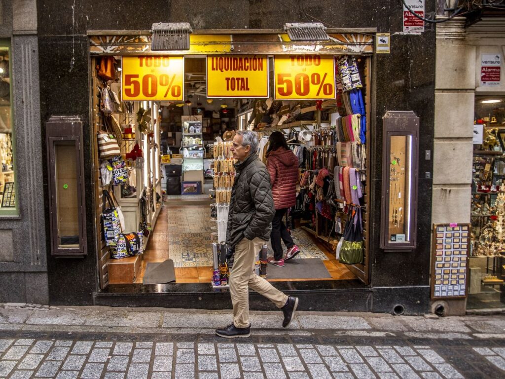 hombre paseando por la calle
renta