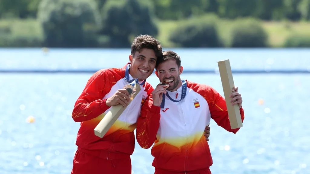 piraguistas españoles posando con su medalla de bronce en estos juegos