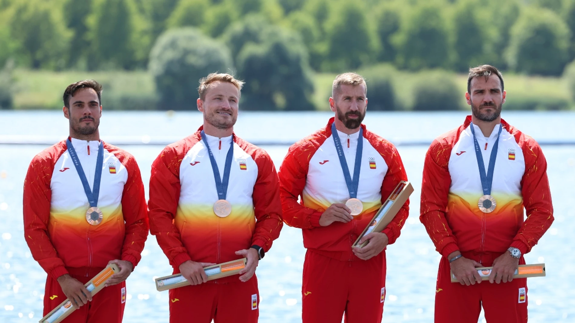 piraguistas españoles posando con su medalla de bronce en estos juegos